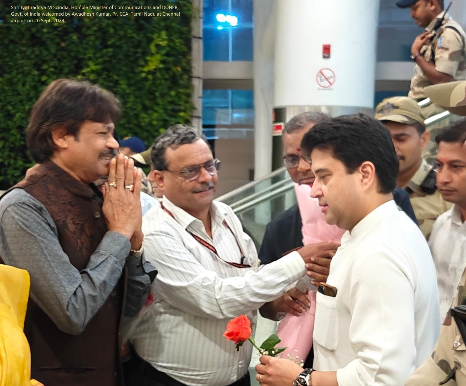 Shri Jyotiraditya M Scindia, Hon\'ble Minister of Communications and DONER, Govt. of India welcomed by Awadhesh Kumar, Pr. CCA, Tamil Nadu at Chennai airport on 26 Sept. 2024.